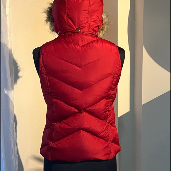 Down-filled hooded puffer vest with faux fur trim - Picture 3 of 8